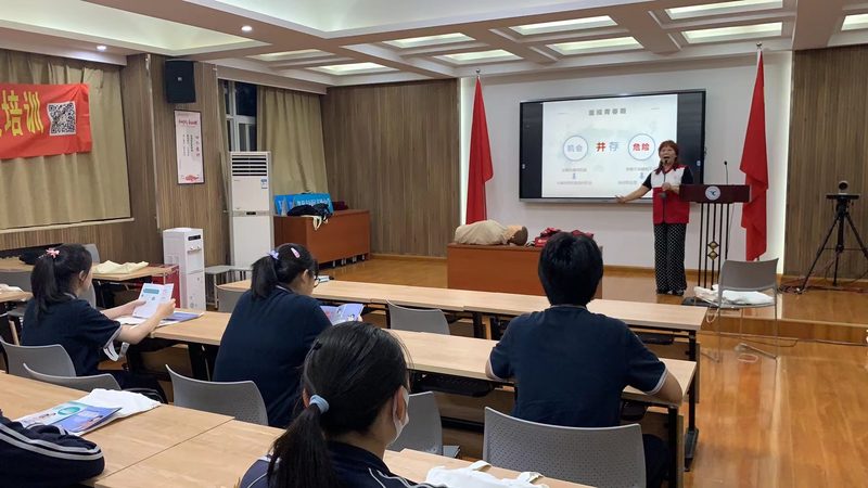 在选择学校时，您可以关注以下几点：